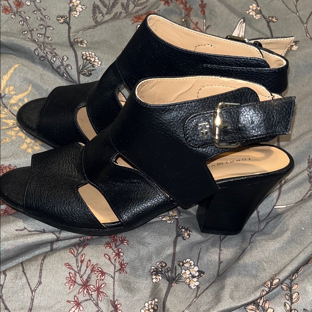 Tommy Hilfiger Black Cutout Leather Block Heel Sandals